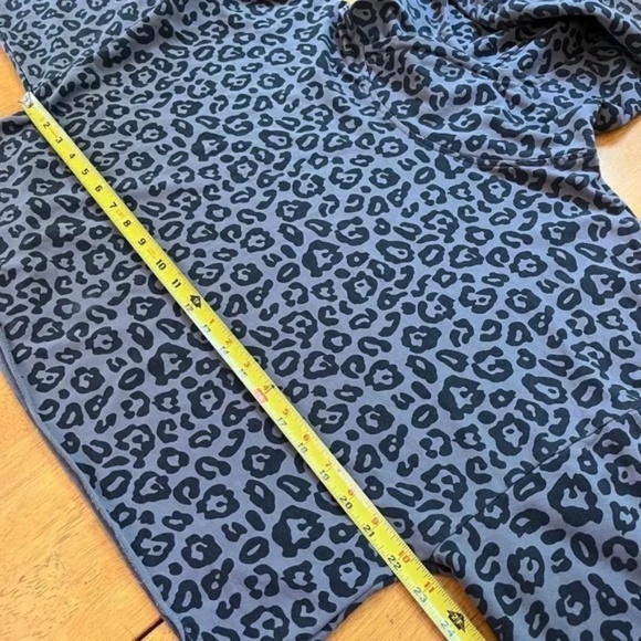 Sundays Sz M Grey Cropped Pullover Sweatshirt Hoodie Animal Print - Picture 8 of 8